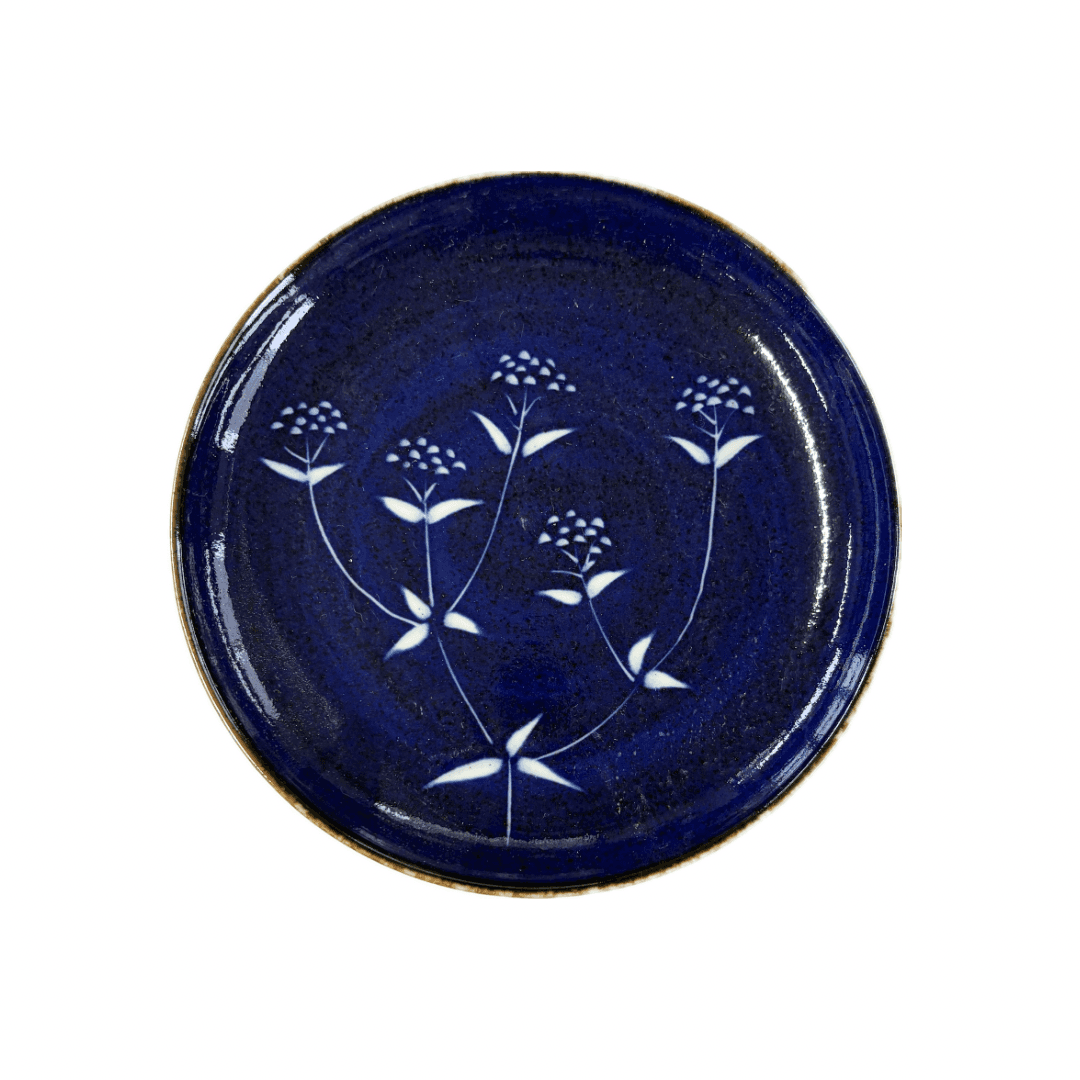 17cm丸皿（藍彫りオミナエシ）
